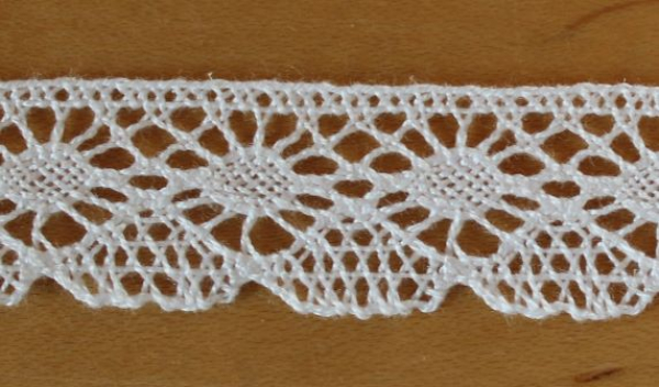 Weiße Klöppelspitze 16 mm aus 100% Baumwolle mit dekorativem Muster und feiner Qualität für Näharbeiten, Textilverzierungen und kreative DIY-Projekte.